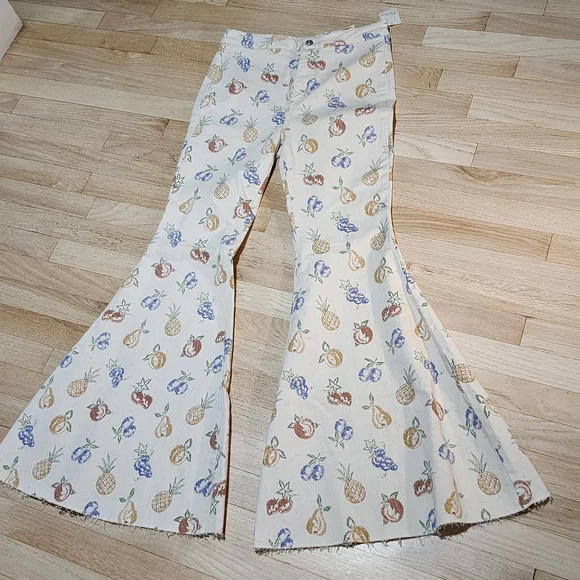 Free People Just Float On Flare Jeans Printed Fruit Pineapple Combo Ivory 29 NWT - Picture 3 of 9